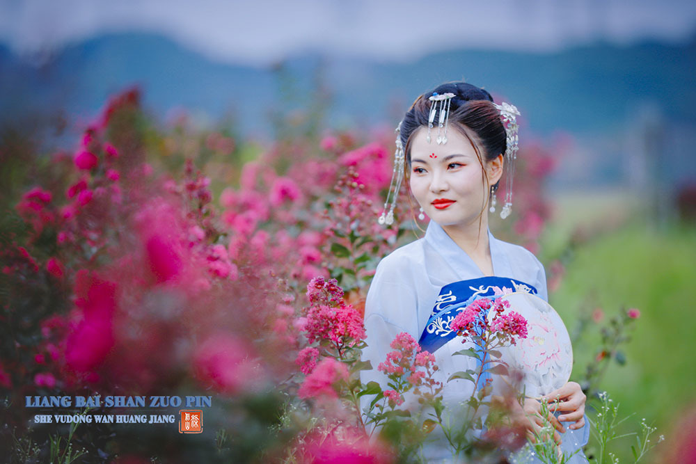 古装电视剧美女烈焰红唇高盘发髻手持罗扇唯美写真