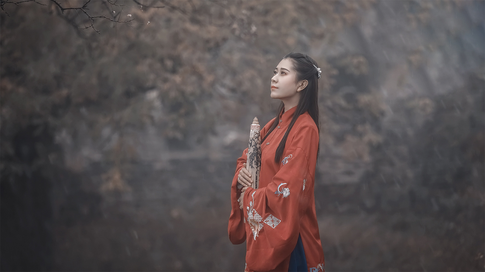 古装俏佳人在烟雨朦胧里拍摄唯美图片