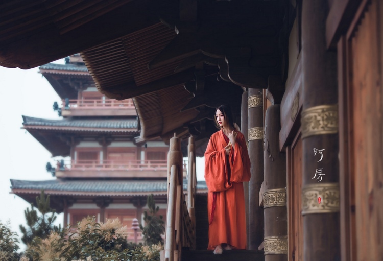 红衣古装双马尾美女大小姐优雅花海香艳写真图片